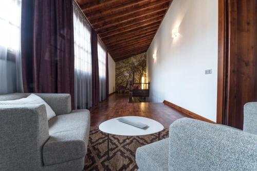 a living room with two chairs and a table at Anchieta 60 in La Laguna