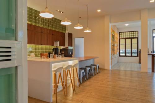 een keuken met een aanrecht en barkrukken bij Mata Pavilion in Loei