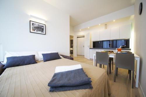 een slaapkamer met een groot bed en een keuken bij TwoBros Apartment in Florence