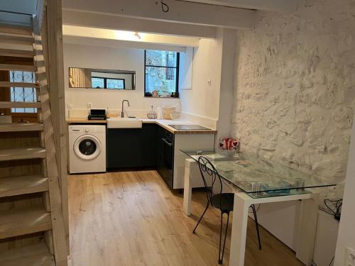 Η κουζίνα ή μικρή κουζίνα στο Maison de village au cœur de Ampus