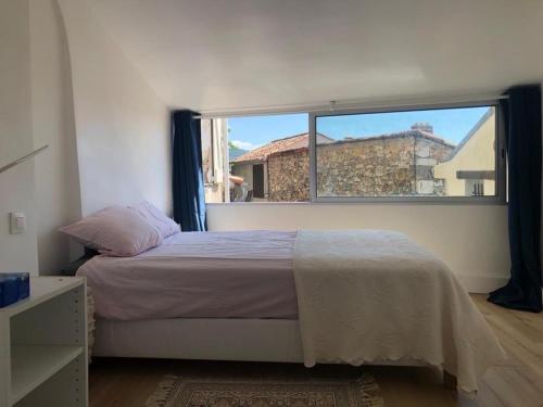 Ένα ή περισσότερα κρεβάτια σε δωμάτιο στο Maison de village au cœur de Ampus