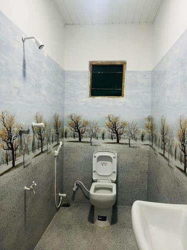 a bathroom with a toilet and a sink at Rathnayaka Family & Holiday Home in Anuradhapura