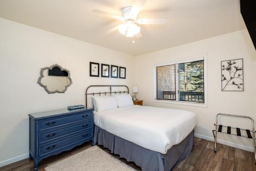 Postel nebo postele na pokoji v ubytování Trendy Condo Mountain Views Chefs Kitchen Near Downtown Flagstaff