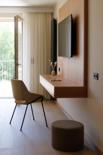 a room with a desk and a chair and a mirror at Weinlandhof in Gamlitz