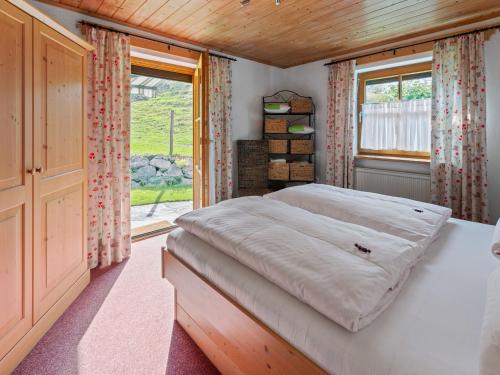 a bed in a small room with a window at Alpenapartment mit Garten in Trauchgau