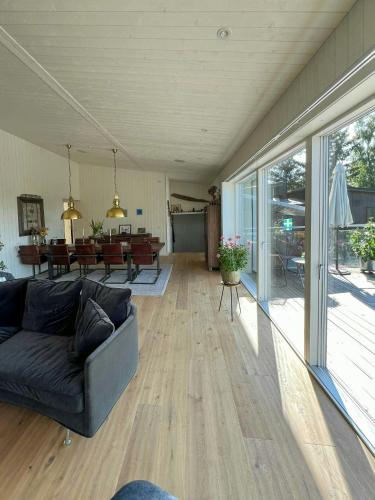 Ein Sitzbereich in der Unterkunft Architect-Designed Villa With Pool Near Stockholm