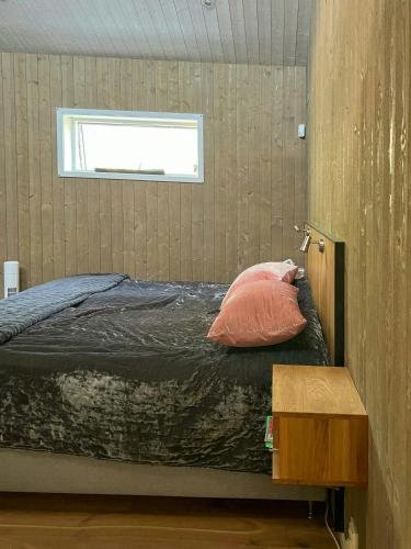 Ein Bett oder Betten in einem Zimmer der Unterkunft Architect-Designed Villa With Pool Near Stockholm