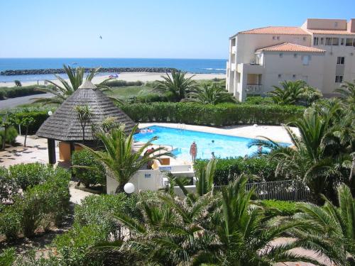 - une vue sur la piscine depuis le balcon du complexe dans l'établissement Savanna Beach, au Cap d'Agde