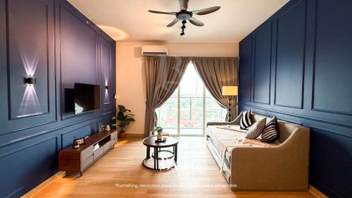 1 dormitorio con paredes azules, sofá y TV en ICC Premium Suites Ipoh by Byon, en Ipoh