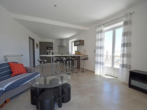 un soggiorno con un divano e un tavolo di Peaceful Poolside Escape a Montouliers