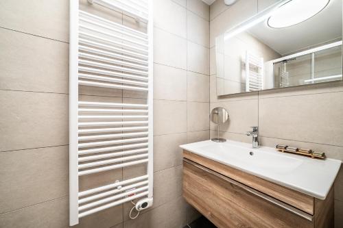 Ein Badezimmer in der Unterkunft Apartment Osmose 002, Châtel - by EMERALD STAY