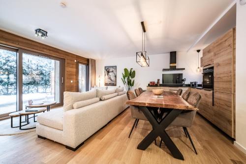 Ein Sitzbereich in der Unterkunft Apartment Osmose 002, Châtel - by EMERALD STAY