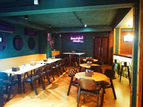 シリグリにあるHotel Nila-Drii Palace Siliguri WBの部屋にテーブルと椅子があるレストラン