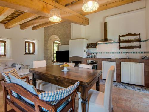 Kuchyň nebo kuchyňský kout v ubytování Stunning Apartment in Mombaroccio near Metauro River