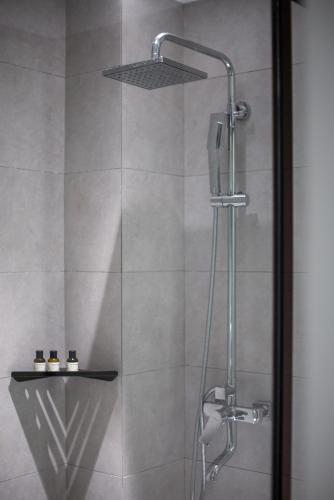 a shower with a shower head in a bathroom at Songshan Lake Minshu Villa 