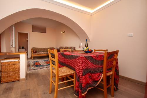 una sala da pranzo con un tavolo con una tovaglia rossa di Marina 25 a Manarola