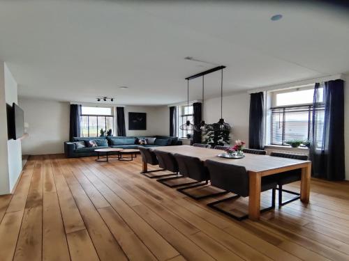 Un lugar para sentarse en Spacious farmhouse in Silvolde with garden