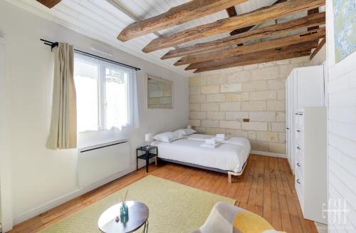a bedroom with a white bed and a window at Le St Graal - 4V - Hyper Centre Ville de Tours in Tours