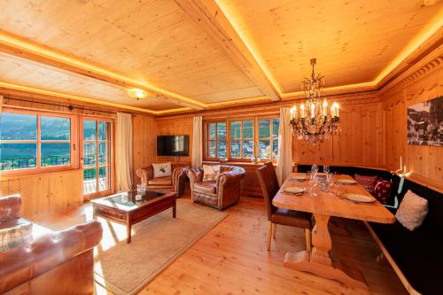 a living room with a table and a couch at Das Kitz - deLuxe ChaletApartments in Jochberg
