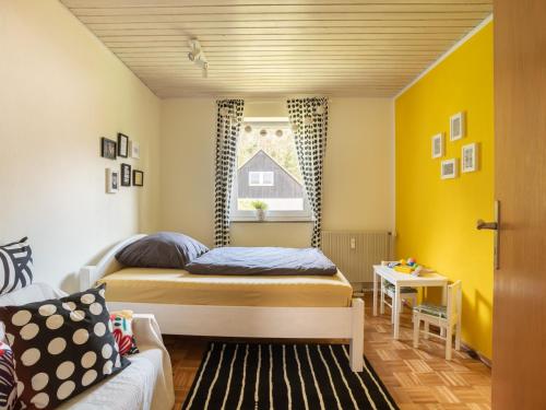 a small bedroom with a bed and a window at Ferienwohnung, Marktleuthen in Marktleuthen
