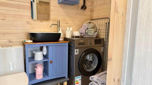 a washing machine and a sink in a tiny house at Guest House Cholpon-Ata, Aitmatov Street 104-10 in Cholpon-Ata