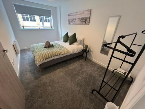 ein kleines Schlafzimmer mit einem Bett und einem Fenster in der Unterkunft Hunters House Flat 6 Sleeps 3 long stays Free Wi-Fi in Swindon