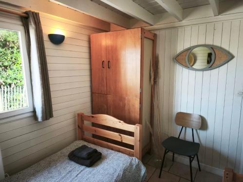 Postel nebo postele na pokoji v ubytování Pti Nel, charmante maison 100 m plage d 'Asnelles au coeur des plages du débarquement proche Arromanches et Bayeux , jardin, terrasse, parking commerces, restaurants à 10 mn à pied