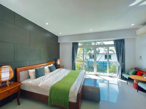 Postel nebo postele na pokoji v ubytování Cozysea Pool Villa 4 bedrooms 5 bathrooms with private pool garden villa near the Jomtien beach