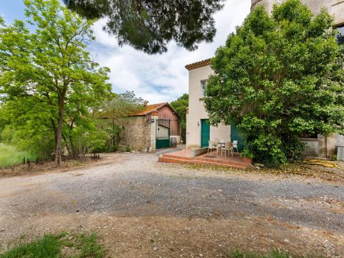 Apartment with pool amid vineyards and near the beach