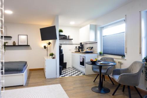 a small apartment with a kitchen and a small table at Schöne Ferienwohnung im Simmern in Simmern