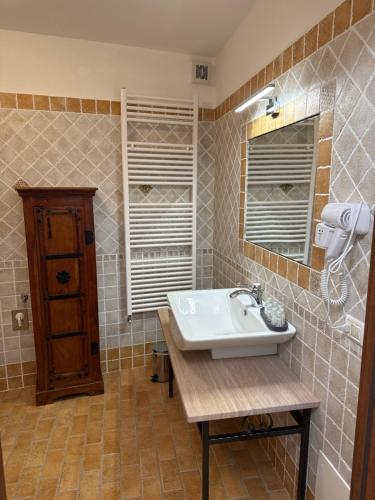 a bathroom with a sink and a mirror at B&B Colle Alto in Carovilli