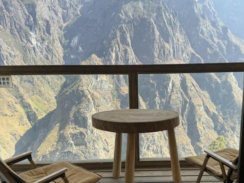 Pemandangan gunung umum atau pemandangan gunung yang diambil dari hotel