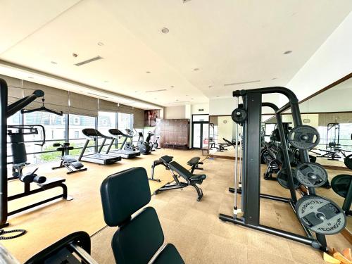 a gym with a lot of treadmills and exercise bikes at Great 2bedroom Apt Quick To My Dinh And Marriott Hotel, 30 Minutes To Airport in Hanoi
