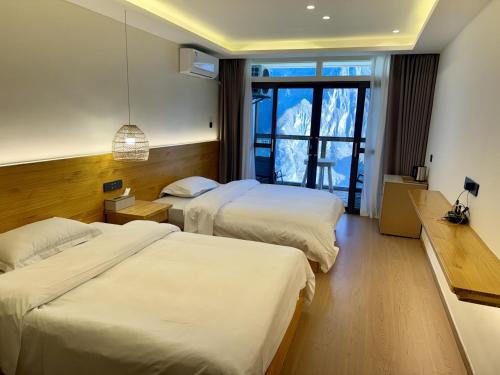 Katil atau katil-katil dalam bilik di Tiger Leaping Half Way Guest House
