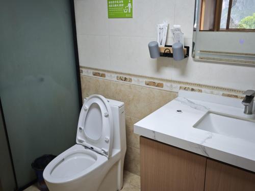 Bilik mandi di Tiger Leaping Half Way Guest House