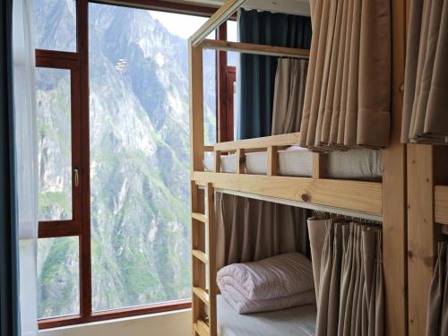 Katil atau katil-katil dalam bilik di Tiger Leaping Half Way Guest House