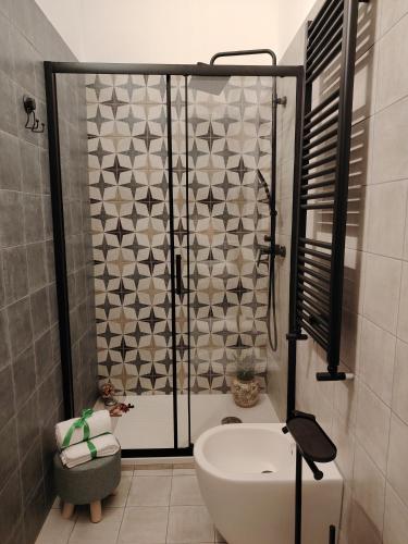 a bathroom with a tub and a shower with a bath tub at Stella del Rio in Naro