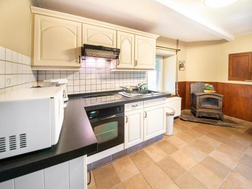Kuchyň nebo kuchyňský kout v ubytování Test Property Beautiful holiday home near Vielsalm with rural view