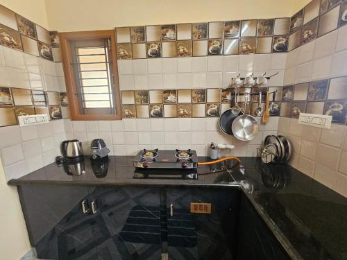 Dapur atau dapur kecil di SHI's Ponni Peaceful Getaway in Trichy
