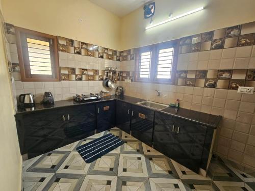 Dapur atau dapur kecil di SHI's Ponni Peaceful Getaway in Trichy