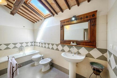 Koupelna v ubytování Historic Apartment In Tuscan Castle With Pool