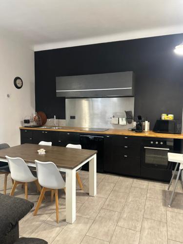 Η κουζίνα ή μικρή κουζίνα στο La Maison d Alys