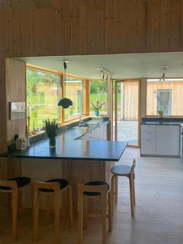 Φωτογραφία από το άλμπουμ του Architect-Designed House Near Orbaden Beach σε Vallsta