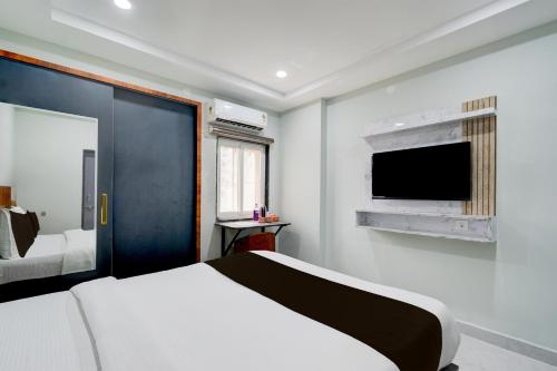 Μια τηλεόραση ή/και κέντρο ψυχαγωγίας στο Hotel O Srinika premium near airport