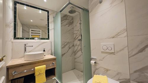 Bilik mandi di Mokni's Palais Hotel & SPA