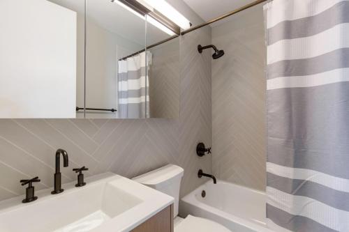 Koupelna v ubytování Hells Kitchen 1BR w Gym Doorman Lounge NYC-249