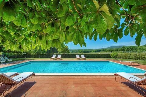 Bazén v ubytování Historic Tuscan Castle With Private Pool nebo v jeho okolí