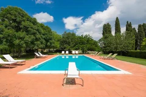 Bazén v ubytování Historic Tuscan Castle With Private Pool nebo v jeho okolí