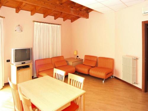 una sala de estar con un sofá y una mesa en Apartment in the Residence dei Fiori, Baveno, en Baveno