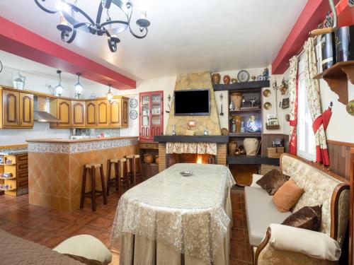 TV a/nebo společenská místnost v ubytování Cosy holiday home in Villanueva de Tapia with garden
